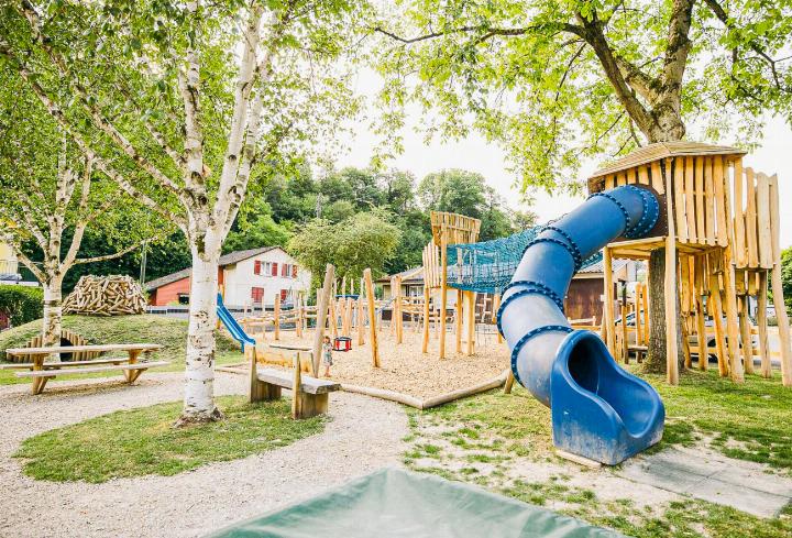 Knapp 150 000 Franken liess sich Buckten den neuen Spielplatz kosten. 57 000 Franken steuerten Spenderinnen und Spender sowie der Swisslosfonds bei. Bild zvg / Rudolf Spielplatz AG