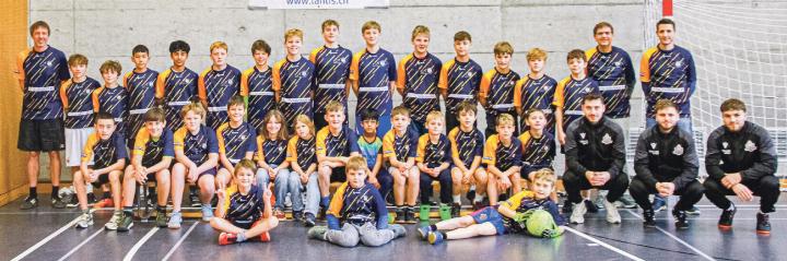 Der Zeglinger Kinderverein «galaxy-united» präsentiert stolz sein erstes Vereinstrikot. Bild zvg / Silvan Colarin