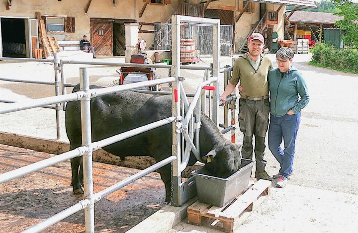 Rahel und Dominic Sprunger sind von den Vorteilen der Hoftötung überzeugt. Bild emg.