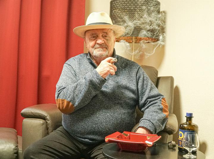Tony Guggenbühler, einer der Gründer der Zigarrenmarke «Despacito Cigars», ist ein Genussmensch und zündet sich nur dann eine Zigarre an, wenn er Zeit hat und die Atmosphäre stimmt. Bild Carolina Mazacek