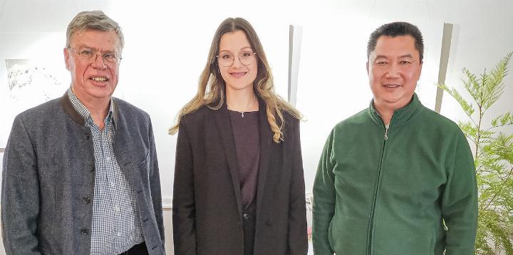 Moderator Christian Walsoe, Journalistin Katrin Büchenbacher und «ChinaHouse»-Leiter Hinchi Kong. Bild svr.