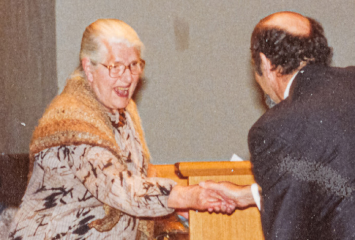 Späte Ehre: Helene Bossert durfte 1988 den Literaturpreis des Kantons Baselland aus den Händen von Regierungsrat Hans Fünfschilling entgegennehmen.