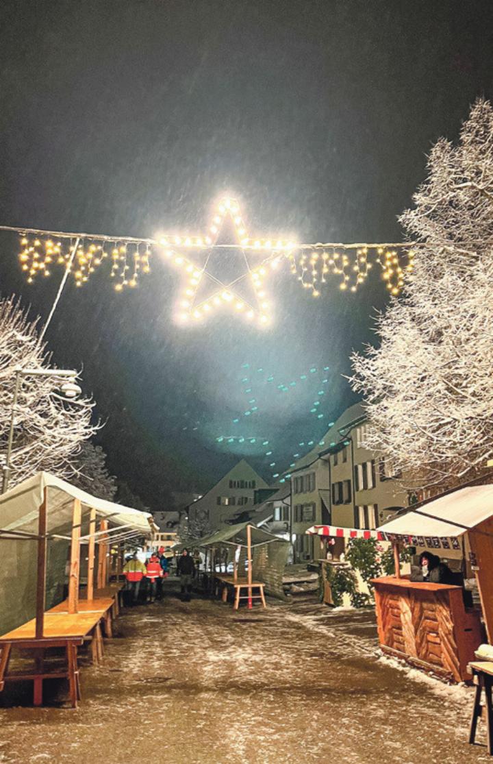 Der Markt vom Sonntag lädt zum Einkauf in der Dorfstrasse. Bild zvg