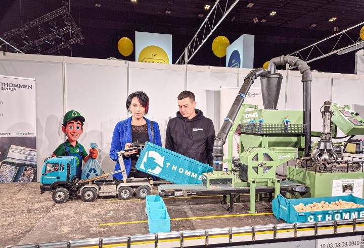 Nationalrätin Sandra Sollberger (SVP) probiert sich am Lastwagenfahren bei der Thommen Group. Bild Tobias Gfeller