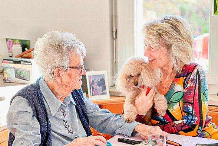 Ingeborg Alt wird regelmässig von Sylvie Neuhaus und ihrer Hündin besucht.
Bild zvg