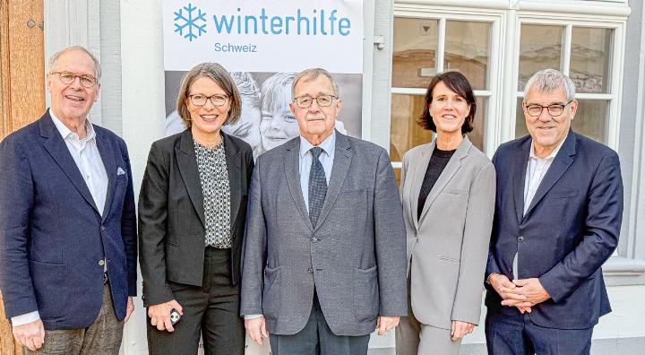 Thierry Carrel, Präsident, Valérie Grüter, designierte Geschäftsführerin, alt Bundesrat Samuel Schmid, Ehrenpräsident, Monika Stampfli, Geschäftsführerin, sowie Eric Nussbaumer, Vorstandsmitglied Winterhilfe BL (von links). Bild zvg