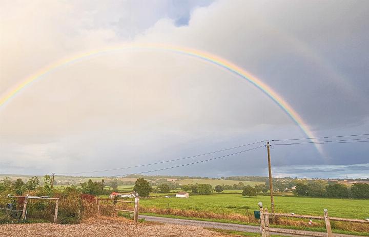 Im französischen Cercy-la-Tour hat Marcel Gysin aus Zunzgen diesen vollendeten Regenbogen fotografi ert. Darüber, ob er am Ende des Regenbogens einen Kessel Gold gefunden hat, verrät er nichts …