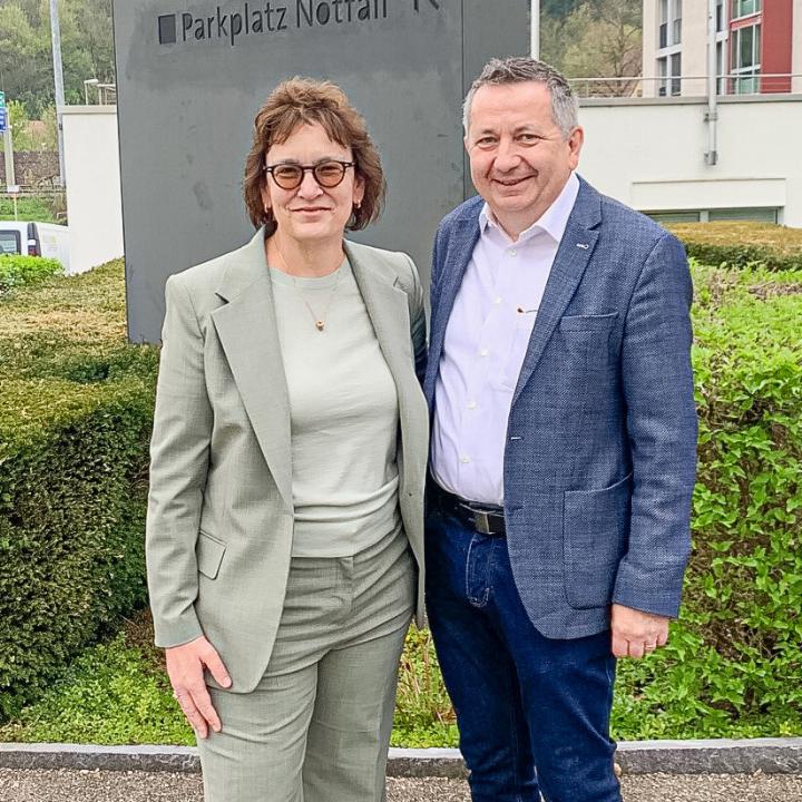 Posieren vor dem Standort des zukünftigen neuen Behandlungstraktes: Verwaltungsratspräsidentin Barbara Staehelin und CEO Lukas Rist.
Bild André Frauchiger