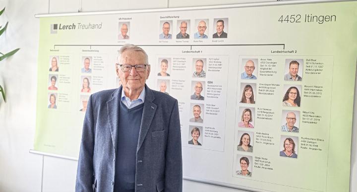 Ist stolz darauf, dass viele Angestellte seit Jahrzehnten in seiner auf Bauernbetriebe spezialisierten Treuhand-Firma arbeiten: Ernst Lerch. Bild Luana Güntert