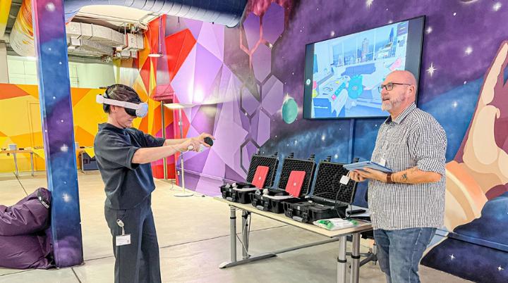 Demonstration durch Mandy Jahn und Jörg Zöllin: Willkommen im virtuellen Patientenzimmer. Bild Brigitte Keller