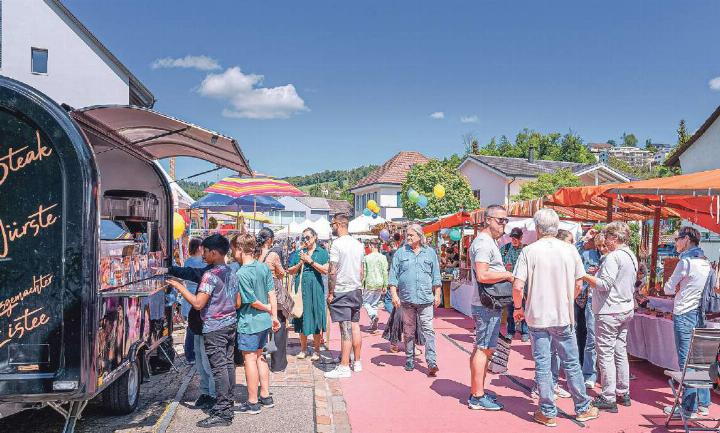 Zahlreiche Besucher schlängelten sich durch die Stände mit Selbstgemachtem und feiner Verpflegung.
Bild René Drüssel
