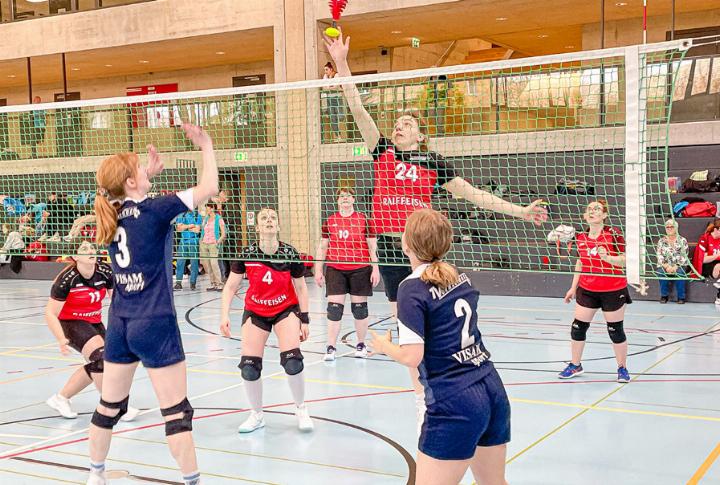 Die Damenriege Nunningen-Breitenbach (im roten Dress) steigt als Siegerin der Kategorie Damen B in die Gruppe A auf. Bild zvg