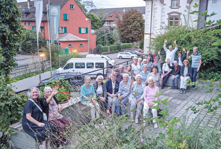 Die Feriengruppe vor dem Hotel Promenade in Schaffhausen.
Bild zvg