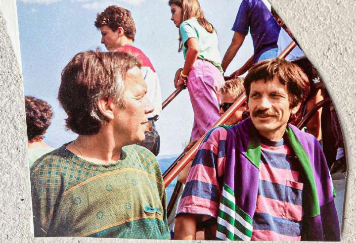 Marco (links) und Ueli Mäder auf einem Ausflug im Jahr 1992 am Hallwilersee. Bild zvg /Andreas Schweizer