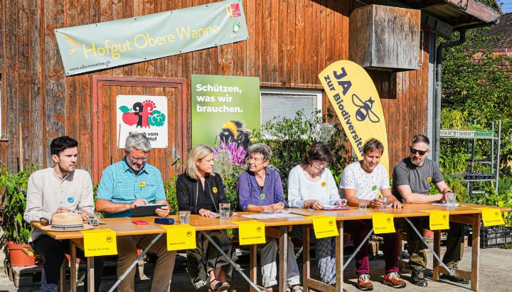 Diese sieben Mitglieder des Ja-Komitees präsentierten sich in Liestal den Medien: Florian Schreier, Markus Wild, Florence Brenzikofer, Susanne Kaufmann, Doris Vögeli, Raphael Häner und Simon Tschendlik (von links). Bild zvg