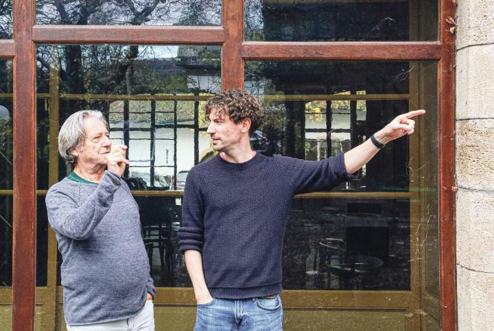 Hecken bereits wieder neue Pläne aus: Kaspar Geiger (links) und Andreas Daniel Müller, die Köpfe hinter der «Theatercompany Texte und Töne» und dem Kulturverein Cheesmeyer. Bild Nikolaos Schär