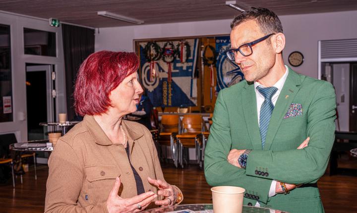 Vorstandsmitglied Katrin Kaden im Gespräch mit Volkswirtschaftsdirektor Thomi Jourdan. Bild René Drussel