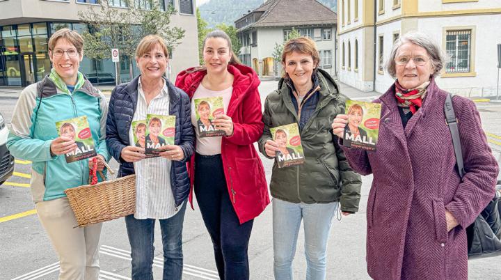 SVP-Frauen verteilen Änisbrötli in Liestal – mit dabei: Caroline Mall (Zweite von links). Bild zvg