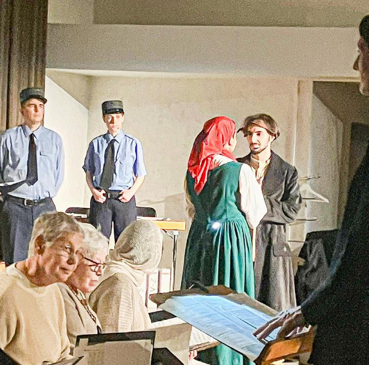 Der Reformierte Kirchenchor umrahmte mit seinen gesanglichen Darbietungen die gespielten Szenen. Bild Thomas Gubler