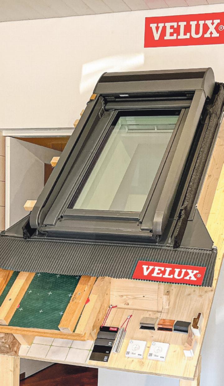 Im Showroom in Läufelfingen ist ein Velux-Dachfenster zu bestaunen. Bild zvg