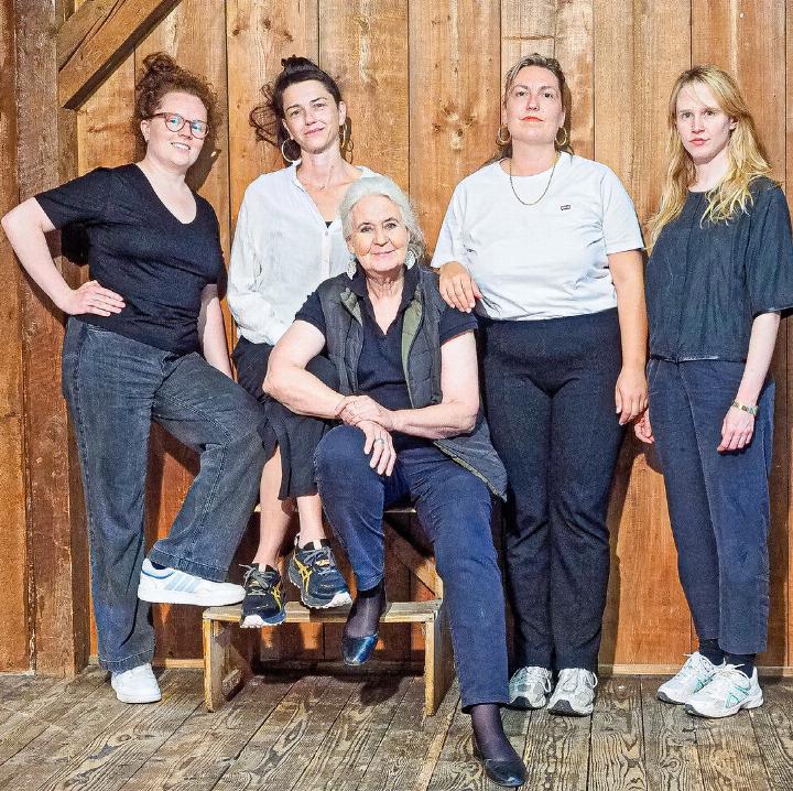 Die mitwirkenden Schauspielerinnen Anna Sonnenschein, Sarah Spale, Claudia Adrario, Sophie Eglin und Julia Sewing (von links).
Bild zvg