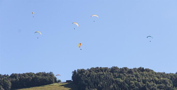 Die Gleitschirmflieger können nicht nur beobachtet, sondern auch in der Luft begleitet werden. Bild zvg
