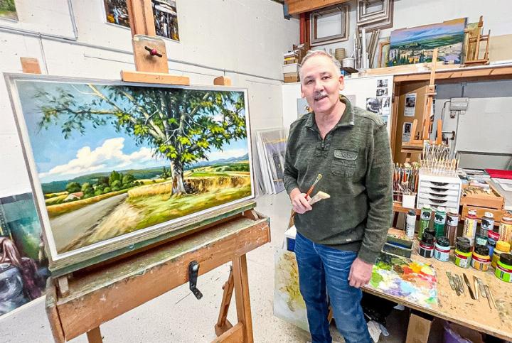 Kunstmaler und Maler Heinz Rütti in seinem Atelier im Gewerbegebiet Bärenmatte in Hölstein. Bild Brigitte Keller