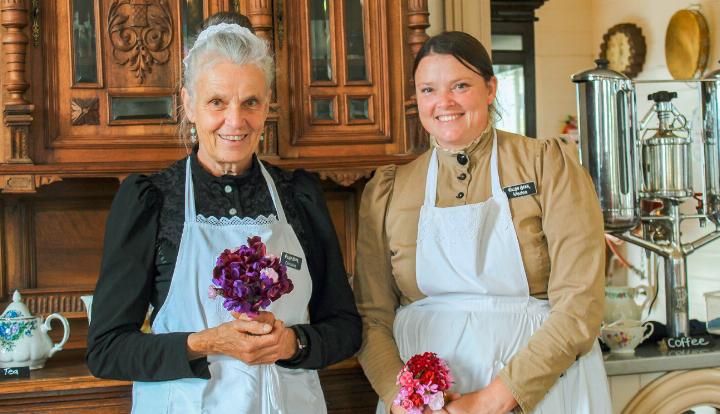 Christine Grieder (links) und ihre Tochter Medea in Kostümen wie vor hundert Jahren. Christine Grieder (links) und ihre Tochter Medea in Kostümen wie vor hundert Jahren.
