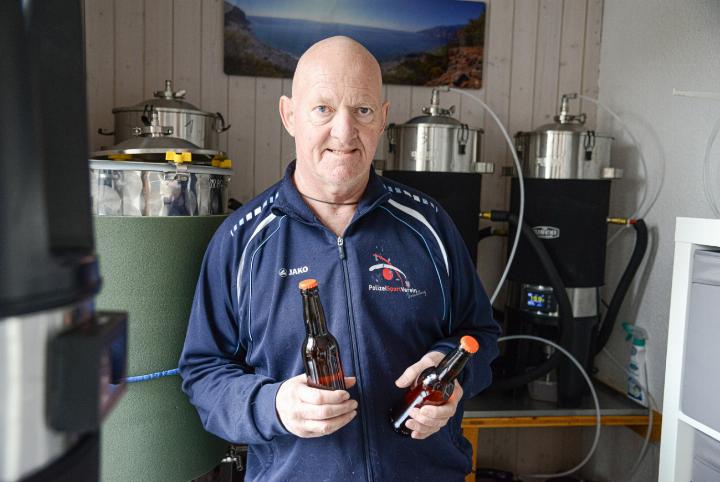 Tüftler und Biermacher: Gerhard Erschwendner von der Gelterkinder «Eibachbraui». Bild Christian Horisberger