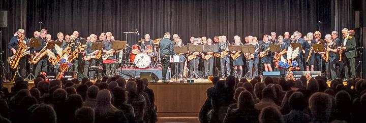 Die «Silverhorns» und das Sax-Orchester «Grienhorn». Bild zvg / Santschi Films, Multimedia Productions