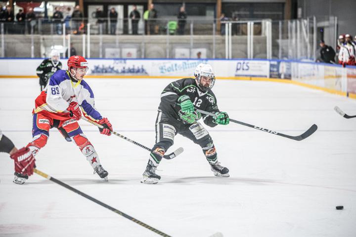 Remo Müller bringt mit dem 1:0 seinen EHC Zunzgen-Sissach auf die Siegerstrasse. Vier weitere ZS-Spieler treffen bis Spielende. Bild Archiv vs