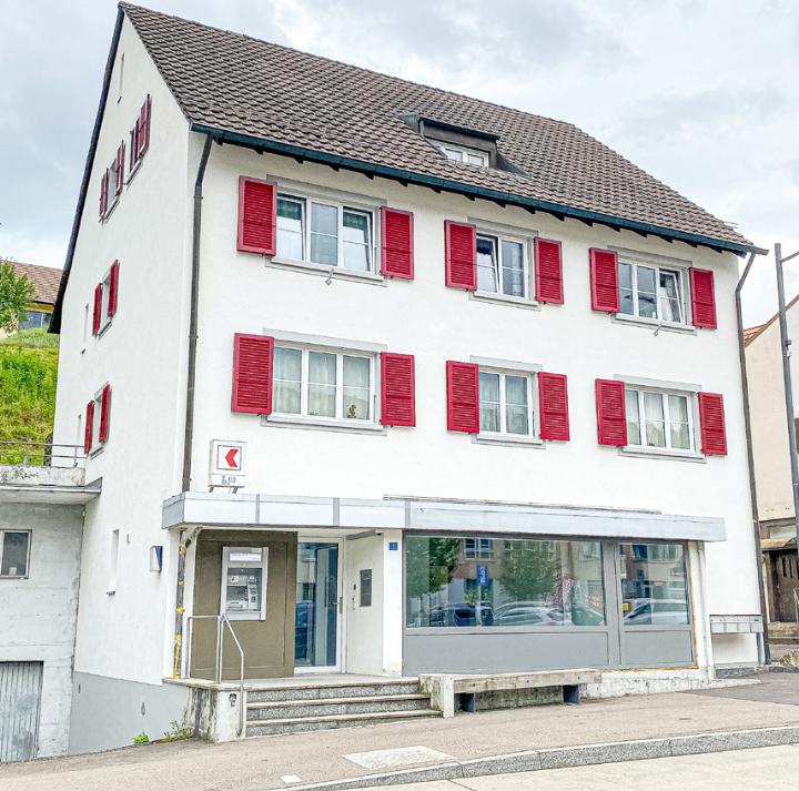 Sorgt in Reigoldswil für viel Gesprächsstoff: Die Liegenschaft am Dorfplatz mit der ehemalige Filiale der Basellandschaftlichen Kantonalbank. Bild Archiv vs