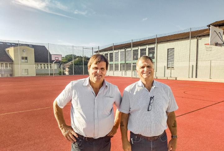 Das Bruderpaar Ruedi (Gemeindepräsident) und Matthias Ritter (Baukommissionspräsident, rechts) trug dazu bei, dass die Sportanlage gebaut wurde. Bild vs