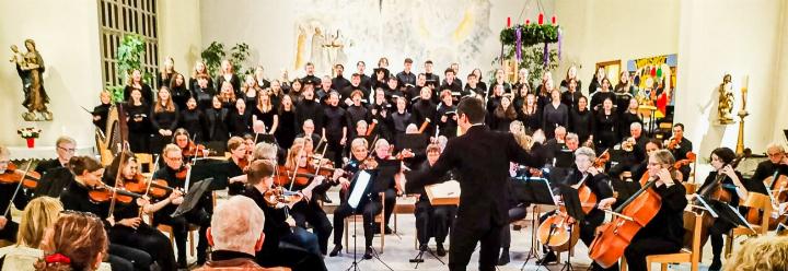 Mozart, Beethoven, Schubert und mehr – das Konzert füllte die katholische Kirche in Gelterkinden. Einige Besuchende mussten mangels Platz sogar am Eingang abgewiesen werden. Bild Paul Aenishänslin