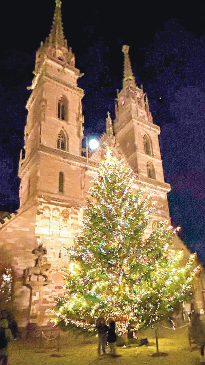 Eugen Schwarz aus Oberdorf entdeckte den Vollmond hinter dem Basler Münster.