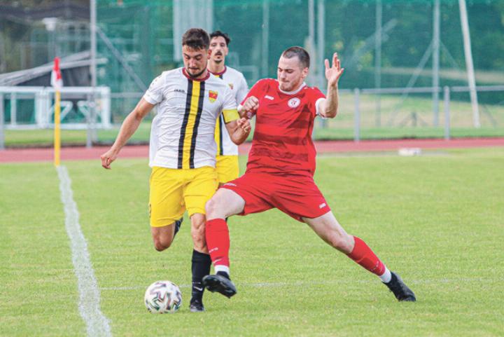 Dominic Hunziker (rechts) versucht Jan Gysin vom Ball zu trennen.
Bild Sebastian Wirz