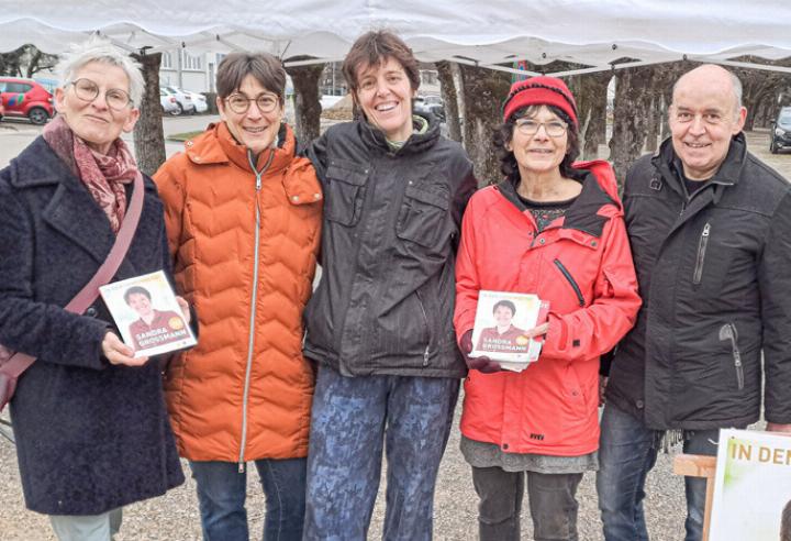 Sandra Grossmann (Mitte) kam mit Wählerinnen und Wählern ins Gespräch.
Bild zvg