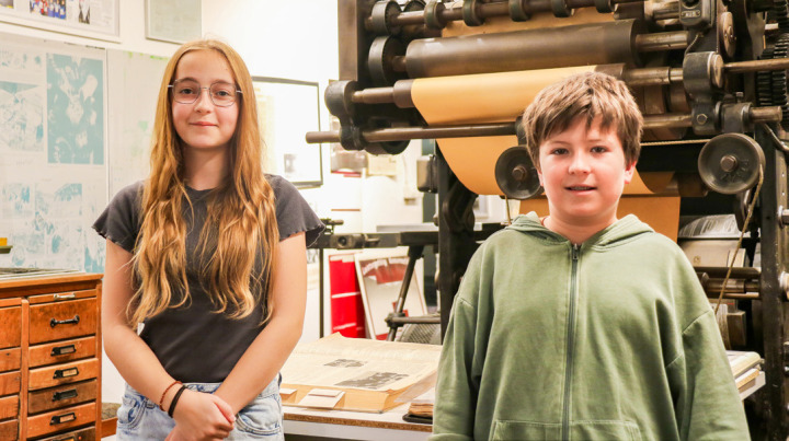 Kim und Lars im «Volksstimme»- Museum vor einer alten Druckmaschine.Bild Janis Erne