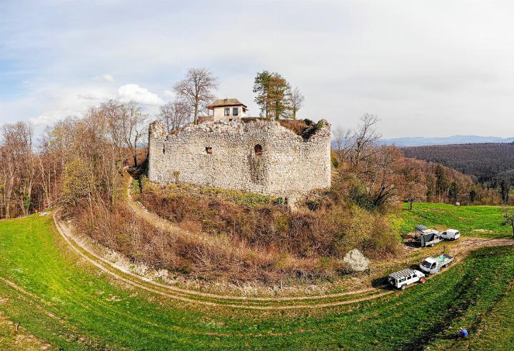 Die Burgruine Neu Schauenburg von Westen. Blick an die grosse Ringmauer mit dem Umfassungsgraben und dem jüngeren Pavillon. Bilder Guth Naturstein GmbH / Archäologie Baselland