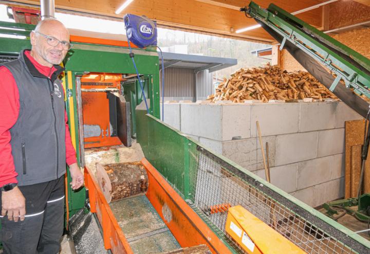 Samuel Jenni an der Spaltmaschine.
Bild zvg Samuel Jenni an der Spaltmaschine.
Bild zvg