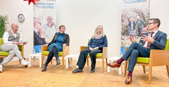 Michael Sokoll, Christina Zweifel, Prof. Dr. Ursula Blaser und Thomi Jourdan beim Podiumsgespräch in Ormalingen. Bild Brigitte Keller Michael Sokoll, Christina Zweifel, Prof. Dr. Ursula Blaser und Thomi Jourdan beim Podiumsgespräch in Ormalingen. Bild Brigitte Keller