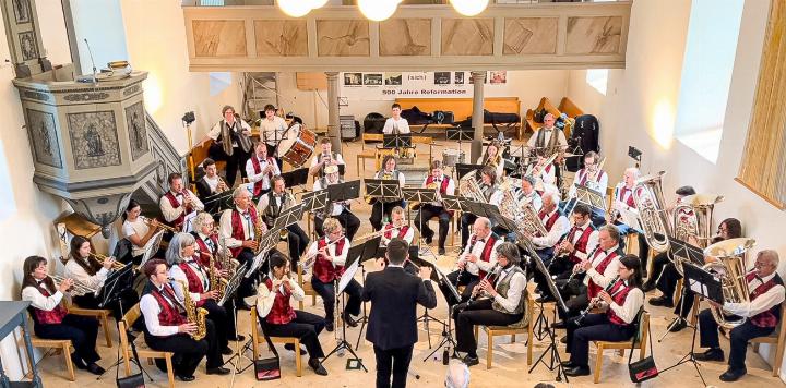 Die Musikgemeinschaft Oberdorf-Waldenburg-Langenbruck konzertierte gemeinsam mit den Jungmusikanten und Jungmusikantinnen. Bild zvg