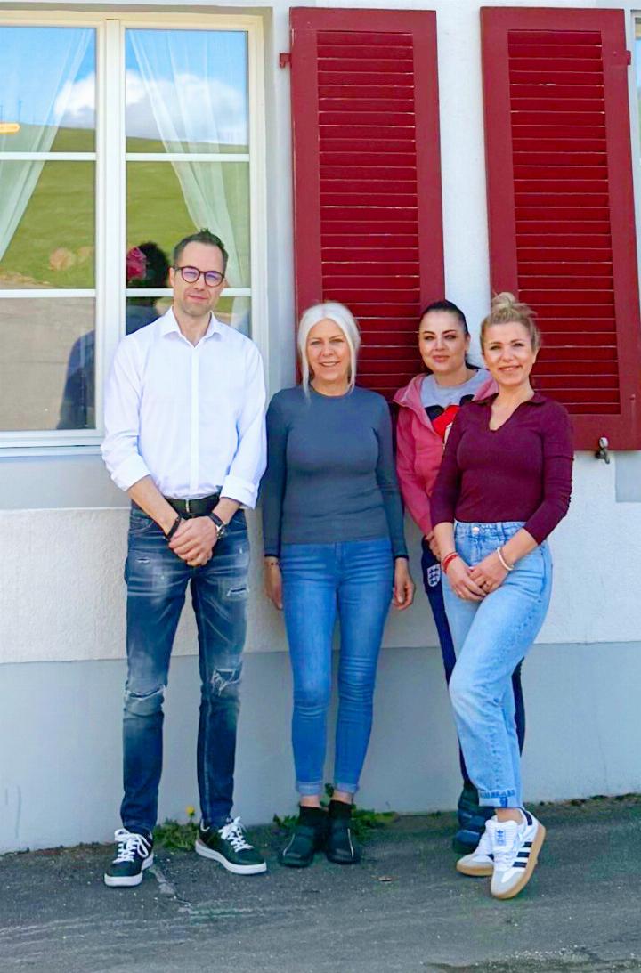 Branislav Radosevic und Radica Laufenburger (Zweite von links) werden den «Kallhof» künftig gemeinsam führen. Mit dabei sind auch Laufenburgers beide Töchter.
Bild zvg