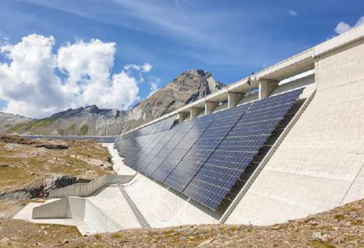 Der Bau von Solaranlagen in den Alpen soll mit dem Stromgesetz gefördert werden. Bild zvg