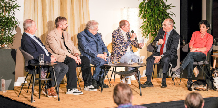Sassen im Altersheim zum Eibach in Gelterkinden vor 240 Personen: Erich Straumann, Sven Wassmer, -minu, Kurt Aeschbacher, Adolf Ogi, Monika Fasnacht (von links). Bild Thomas Immoos Sassen im Altersheim zum Eibach in Gelterkinden vor 240 Personen: Erich Straumann, Sven Wassmer, -minu, Kurt Aeschbacher, Adolf Ogi, Monika Fasnacht (von links). Bild Thomas Immoos