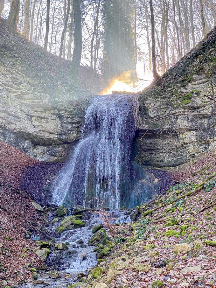 Dieses Foto machte Ivo Schädler an seinem Wohnort in Läufelfingen: «Ein Feuerball kommt den Wasserfall hinunter.»