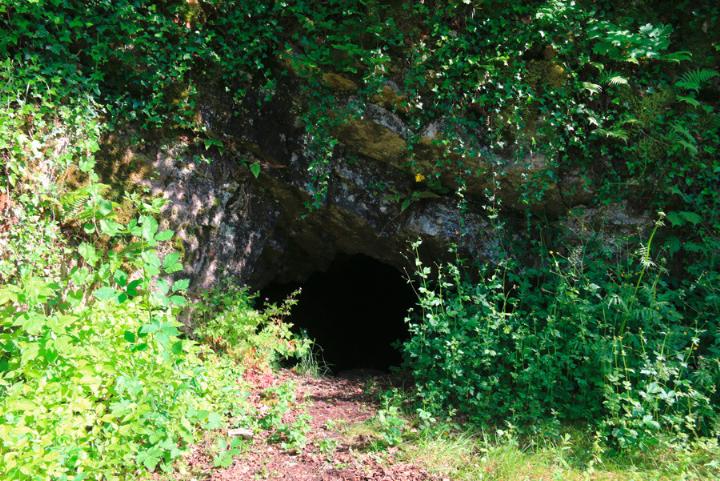 Das unscheinbare Loch hinter der Gondelbahn hätte ganz ausgegraben der Zugang zum Nordportal sein sollen. Bilder zvg