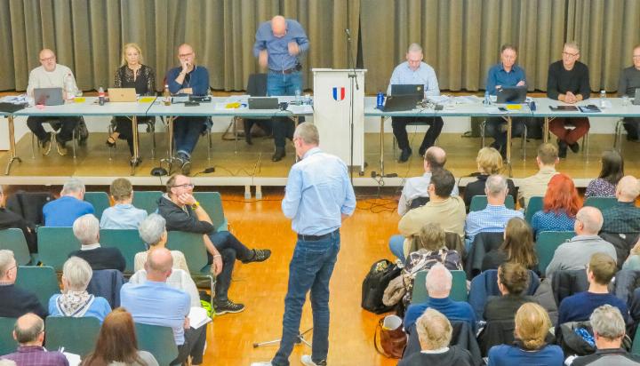 An der Gemeindeversammlung vom 10. Dezember sorgten neben der langen
Traktandenliste auch sehr viele Voten dafür, dass sie sich lange hinzog.
Bild svr. An der Gemeindeversammlung vom 10. Dezember sorgten neben der langen
Traktandenliste auch sehr viele Voten dafür, dass sie sich lange hinzog.
Bild svr.