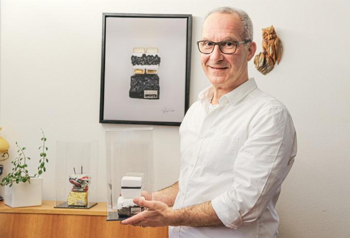 Cristoforo Graziano will mit seiner Kunst zeigen, was achtlos weggeworfener Müll mit der und der Umwelt macht.
Bild Melanie Frei