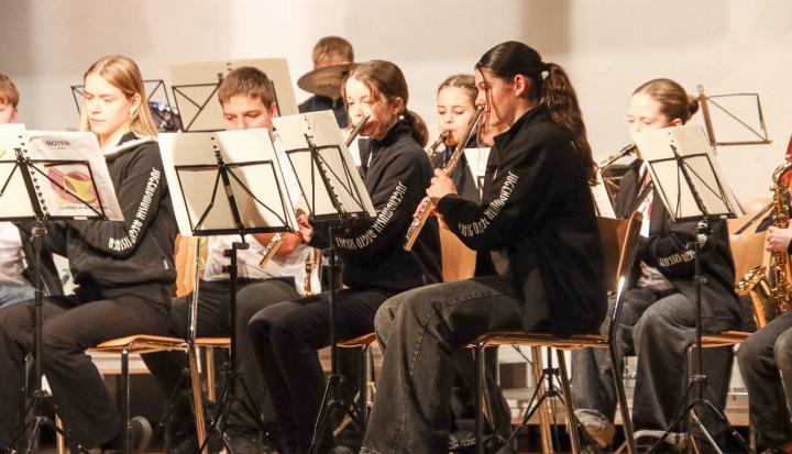 Mit Weihnachtsliedern sorgte die Jugendmusik Regio Sissach für vorweihnächtliche Stimmung. Bild Brigitt Buser